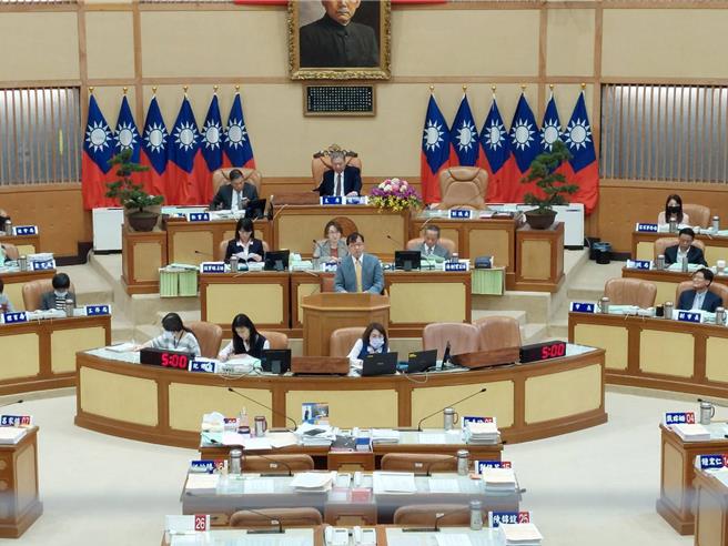 新北市民政局长林耀长表示，新北现有3座环保葬区，明年预计于三峡、新店再增2处。（陈慰慈摄）