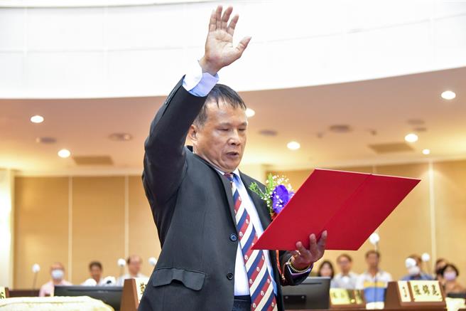 彰化县议会今天举办第20届第3选区递补当选人萧文雄宣誓就职典礼。（彰化县议会提供／孙英哲彰化传真）