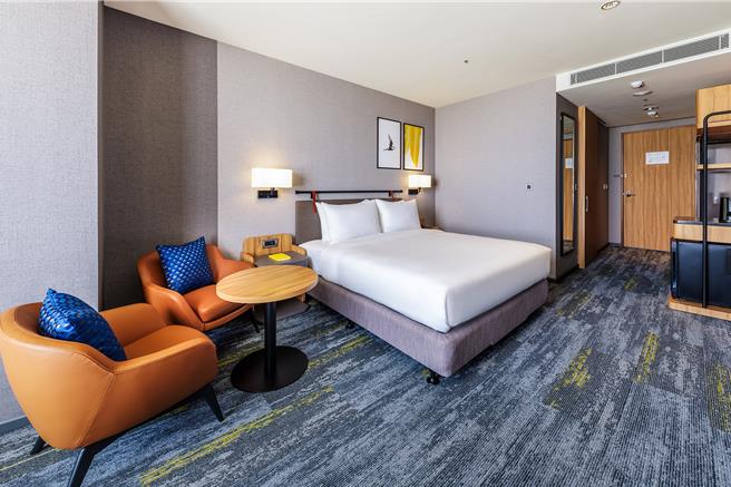 「回嘉吃飯」住房專案，雙人入住高級客房，含「田園」西餐廳半自助式晚餐和隔日早餐，一泊二食6999元起。(嘉義福容voco酒店提供)