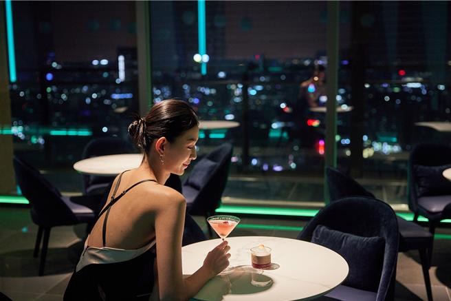 「嘉點酒精」住房專案，雙人一泊二食可入住高級客房一大床，含「Join’s Bistro」酒吧指定酒單無限暢飲、炸物小點及延遲至2點鐘退房，還享「Lobby Cafe」甜品2份。(嘉義福容voco酒店提供)