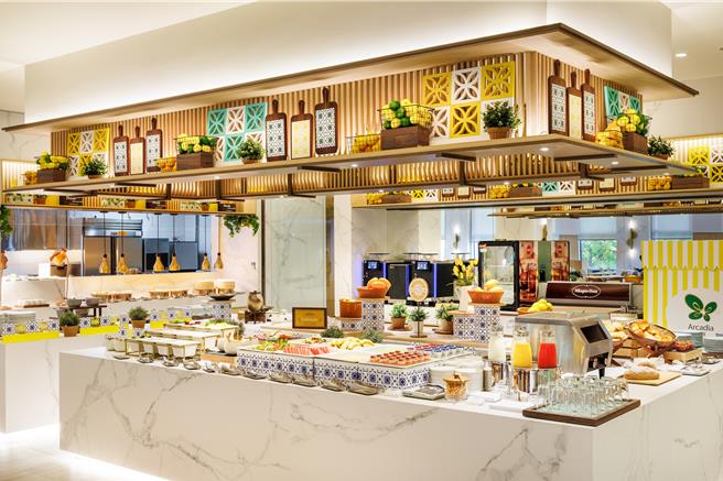 歡慶開幕，「田園」西餐廳7月1日至31日假日午餐時段，可享「半自助午餐semi-buffet」4人同行1人免費的好康。(嘉義福容voco酒店提供)