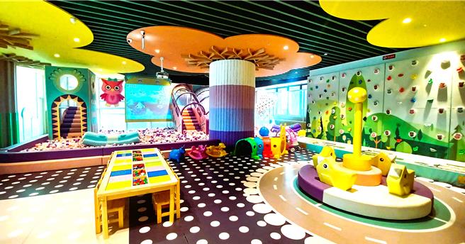 「兒童俱樂部」提供3至12歲小孩專屬的遊憩空間，設有繽紛球池、旋轉木馬、室內溜滑梯等遊樂設備。(陳韻萍攝)