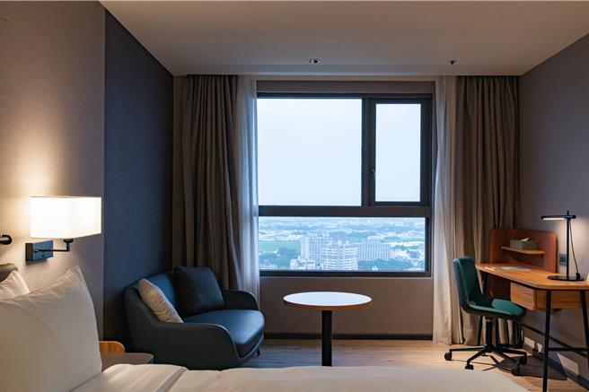 「嘉義福容voco酒店」亮點之一為每間都是高樓層景觀房，每一間客房都配備大窗戶，可遠眺阿里山或嘉南平原等景緻。(嘉義福容voco酒店提供)