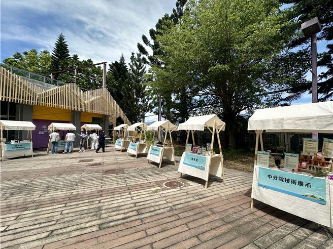  经济部东部产业技术服务中心15周年成果展，现场有辅导的商店特色产品，具有特色。（王志伟摄）