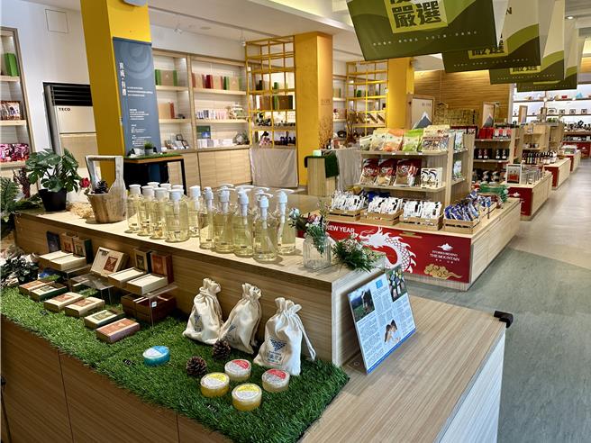  经济部东部产业技术服务中心15周年成果展，现场有辅导的商店特色产品，具有特色。（王志伟摄）