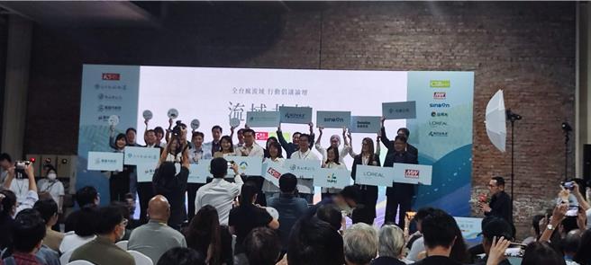 环境部部长彭启明28日参与活动会后受访时表示，种树势必有益环境，但空污已到锱铢必较的地步。（林良齐摄）