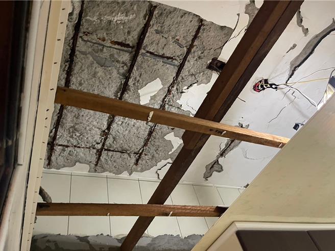 新庄区名人天厦社区钢筋裸露。（新北市都市更新处提供）