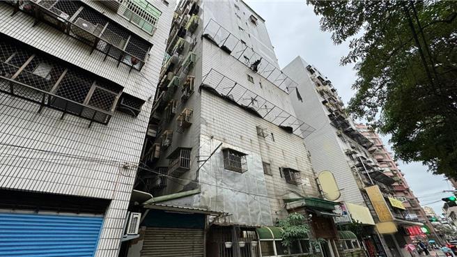 新庄区名人天厦社区外墙剥落。（新北市都市更新处提供）