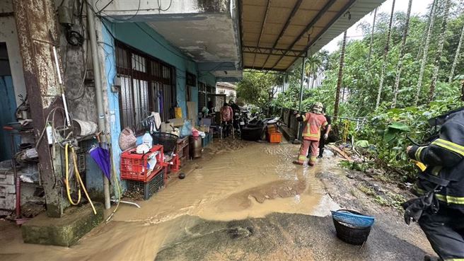 新北三峡地区有土石流直接冲进民宅，幸好无人受伤、受困。（图／翻摄画面）