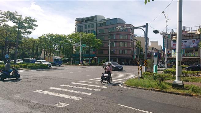 台南市成大医院旁的东丰路与胜利路口因正有铁路地下化施工未设置行人专用时相，台南市交通局表示将在铁路地下化工程完工后设置。（程炳璋摄）
