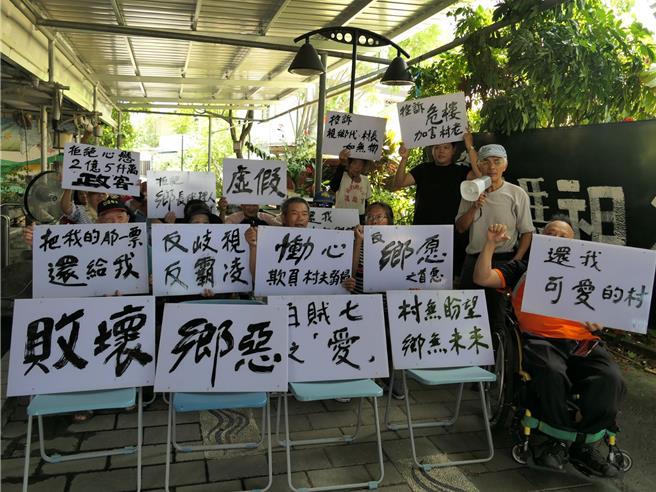 云林县林内乡民因不满乡长刘姿言施政，提出罢免案已通过第1阶段审查，将展开第2阶段连署，28日20余名民眾参加「罢免林内乡第19届乡长刘姿言」记者会，呼吁大家踊跃连署。（张朝欣摄）