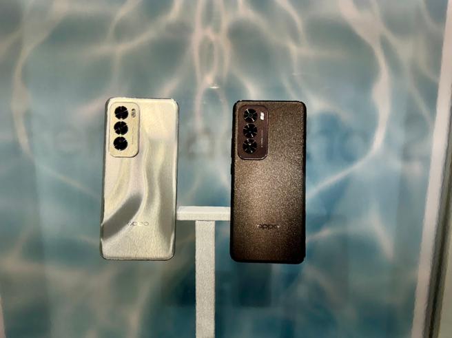 Reno 12推出曜银和雾棕两色，容量有12GB+256GB（1万4900元）、12GB+512GB（1万5990元）。（古明弘摄）