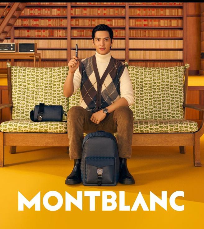 井柏然手持万宝龙钢笔入镜，模样十分文青。（Montblanc提供）