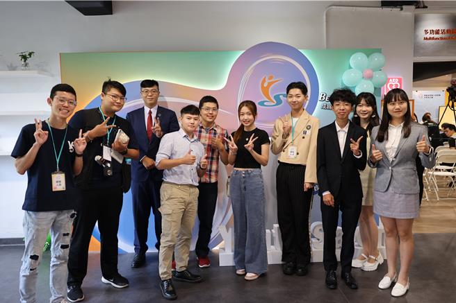 勞動力發展署中彰投分署攜手6所大專院校、13家產業公協會，將攜手投入青年職涯服務。（中彰投分署提供）