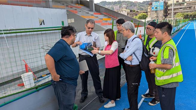 張維倩要求相關單位盡速修復PU跑道。（張維倩提供）