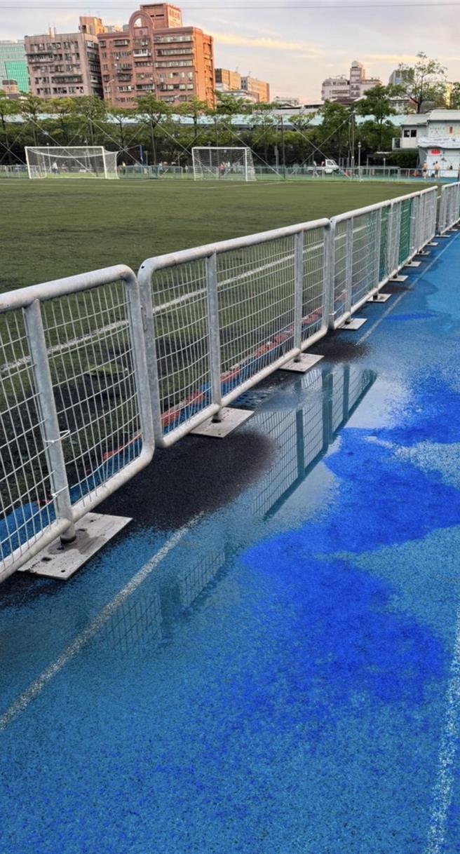 錦和公園PU跑道排水不佳。（張維倩提供）