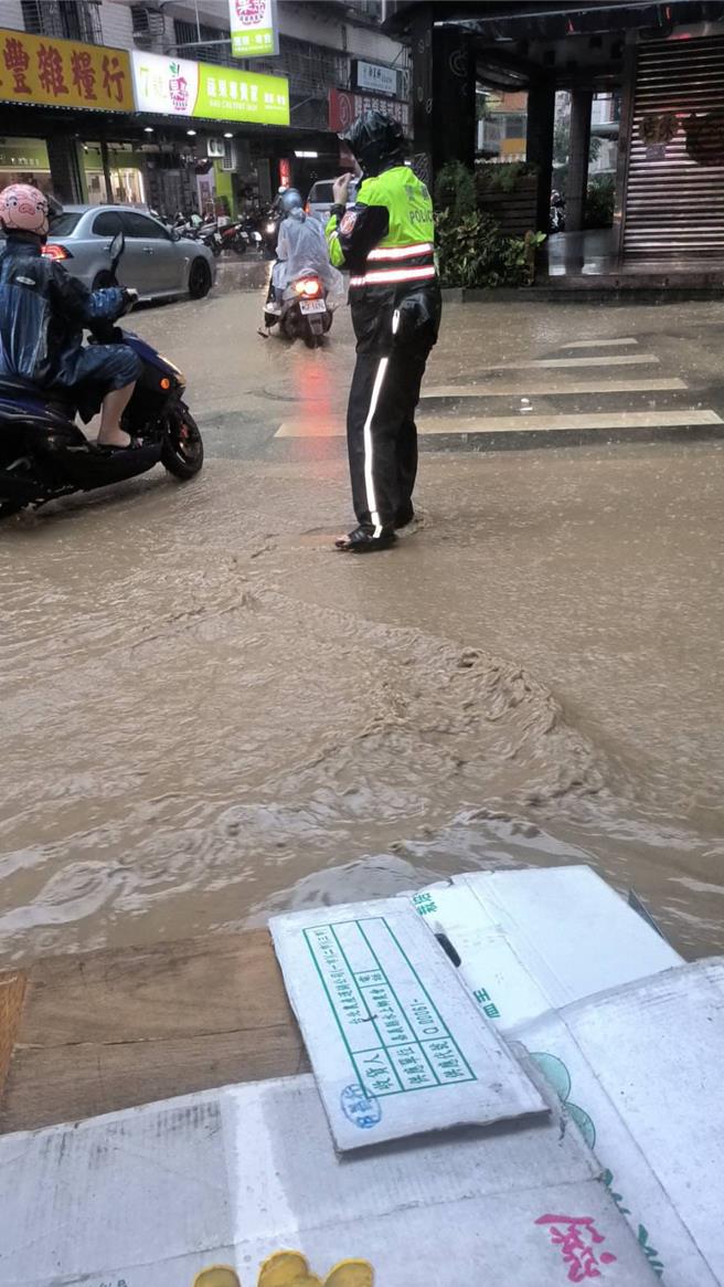 積水混合泥沙的路面，馬路宛如泥黃色河流。（取自我是土城人臉書）