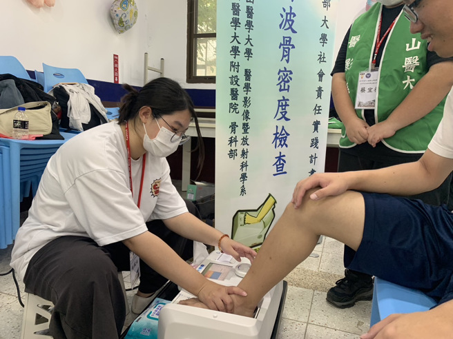 中山醫大協助社區民眾進行健康篩檢。(照片/中山醫大提供)