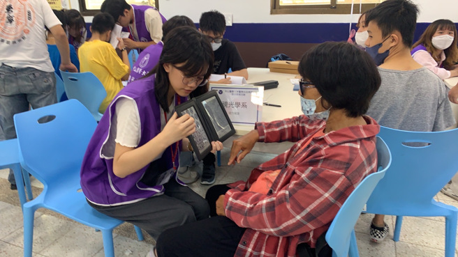 中山醫大為社區民眾提供視力檢查與衛教宣導。(照片/中山醫大提供)