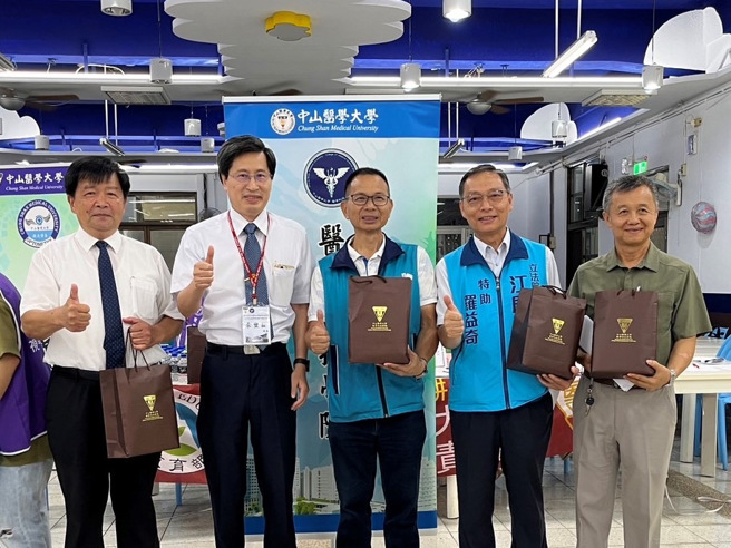 中山醫大結合地方辦理篩檢活動，左起啟明學校校長廖連喜、醫科院長余豐益、議員陳清龍、江啟臣特助羅益奇、助盲協會代表鄭文智。(照片/中山醫大提供)