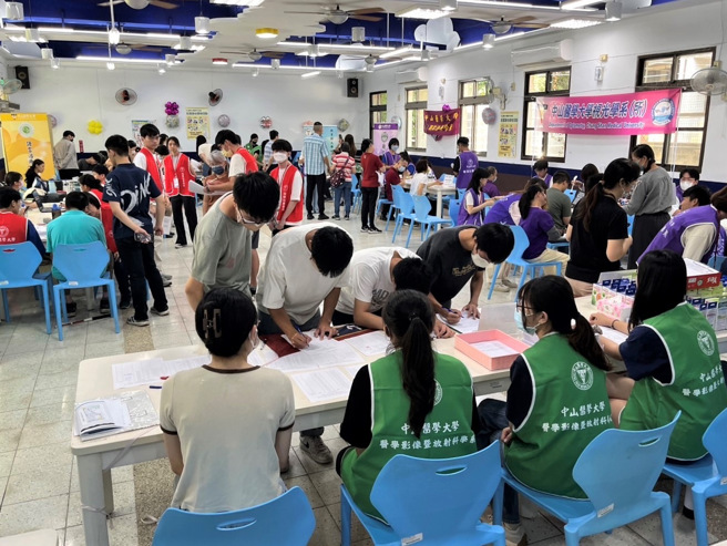 中山醫大醫科院動員師生至台中啟明學校舉辦聯合健康篩檢活動。(照片/中山醫大提供)