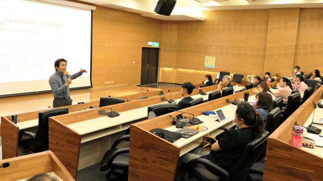 沈以軒律師課程中透過實例，分享所謂工作場所性騷擾之定義，並從事前防治及事後補救之具體事項說明雇主責任，以及從各種性騷擾行為態樣說明行為人責任。（圖片來源：行政院南服中心提供）