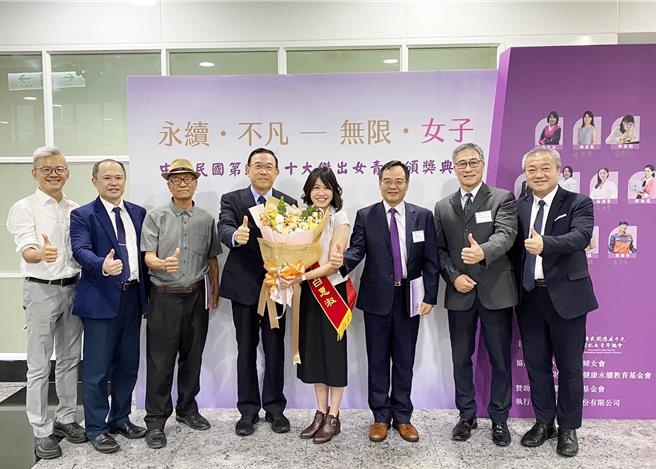 檢察總長邢泰釗(左四)、檢察官白惠淑(左五)、法務部檢察司長郭永發(左六)、台中地檢署檢察長張介欽(左七)、最高檢書記官長吳怡明(左八)(最高檢提供)