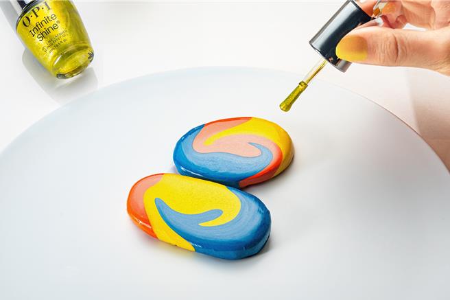 下午茶特别设计白色糖霜饼乾，附上法国可可贝芮白巧克力制成的彩色抹酱，客人可自行在糖霜饼乾上绘制图案，呼应自我世代的核心精神。(S･S･A･W 四季餐厅提供)