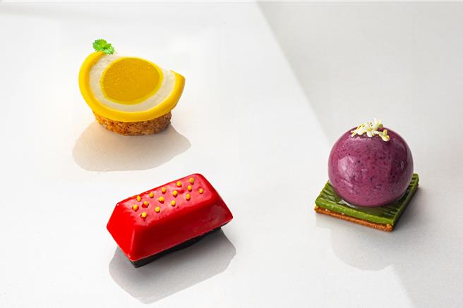 「SS Pâtisserie夏・精品甜点」以「OPI」指甲油夏季新色为灵感，将甜点换上充满夏日气息的缤纷色彩。(S･S･A･W 四季餐厅提供)