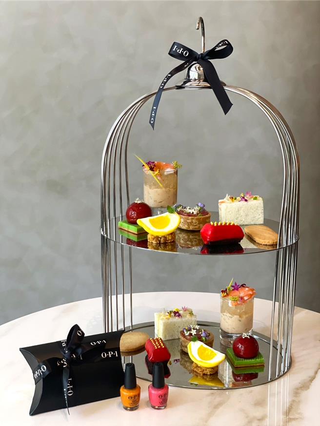 于活动期间选购联名下午茶套餐者，可获赠「OPI」独家限量好礼-迷你指甲油2瓶 。(S･S･A･W 四季餐厅提供)