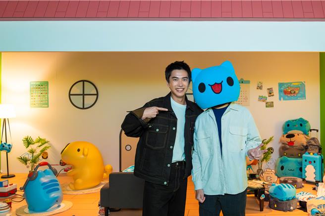 曾敬骅和猫猫虫咖波原作者亚拉老师开心合照。（INCEPTION启艺提供）