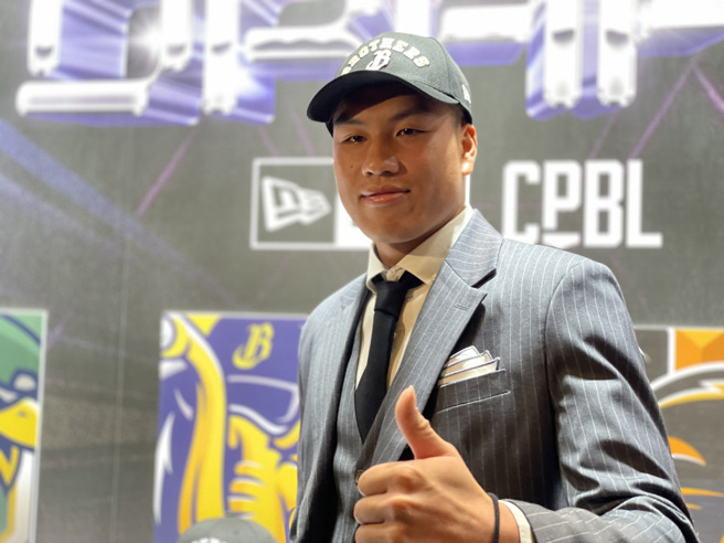 来自平镇高中的许庭纶被中信兄弟首轮指名。（毛琬婷摄）