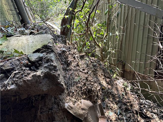 新北市土城區廷寮溝右岸護岸上邊坡私人土地崩塌。（新北市水利局提供）