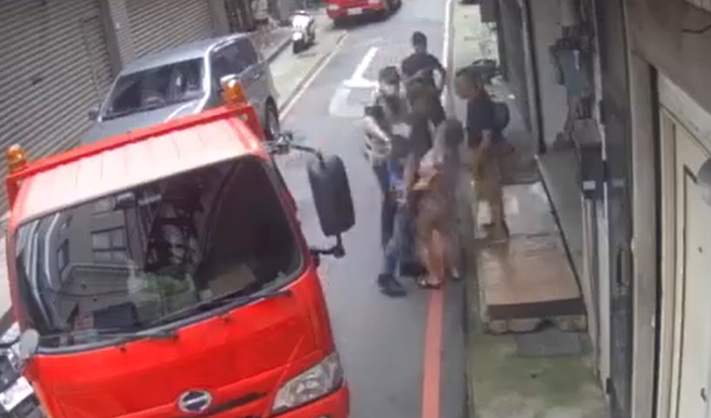 有拖吊司机与民眾爆发肢体衝突，双方互告伤害，司机再被告性骚扰。（图／翻摄自脸书爆料公社二社）