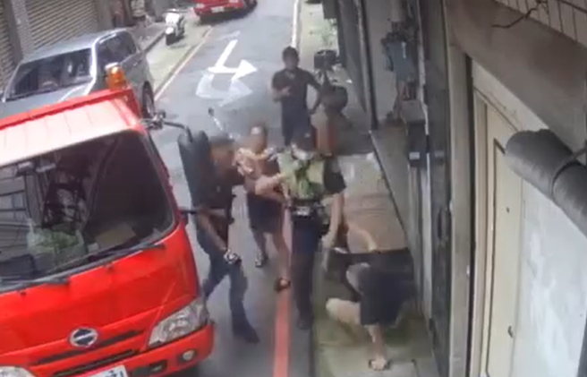 有拖吊司机与民眾爆发肢体衝突，双方互告伤害，司机再被告性骚扰。（图／翻摄自脸书爆料公社二社）