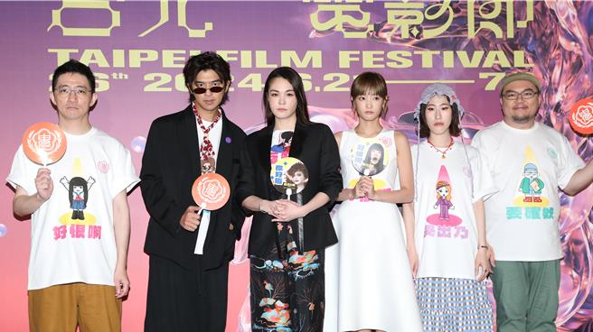 導演徐漢強（左起）、陳柏霖、張榕容、王淨、百白以及瘦瘦出席《鬼才之道》台北電影節首映。（侯世駿攝）