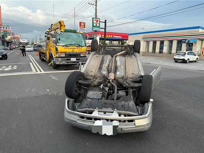 吴男在溪湖镇员鹿路1段1处路口处，要将车子由路边驶出时，与直行银色自小客车发生碰撞，造成银色自小客车翻覆，吴女驾驶因胸闷送医，无生命危险，这也是该路段3天内发生的第二起车祸。（民眾提供／叶静美彰化传真）