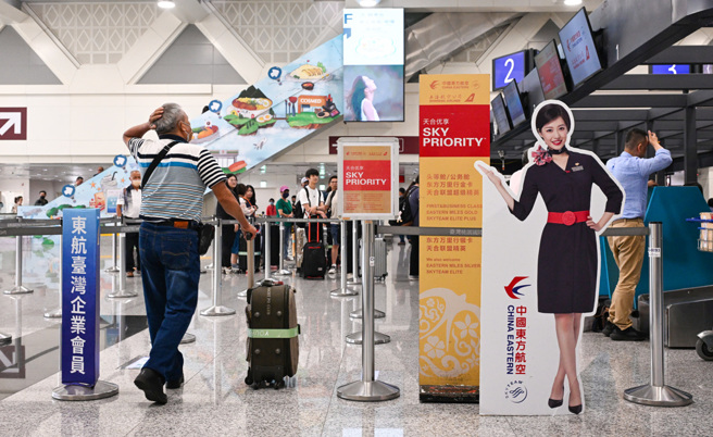 陆委会27日调升陆港澳旅游警示为「避免非必要旅行」的橙色灯号。图为桃园机场中国东方航空柜台。（资料照，陈麒全摄）