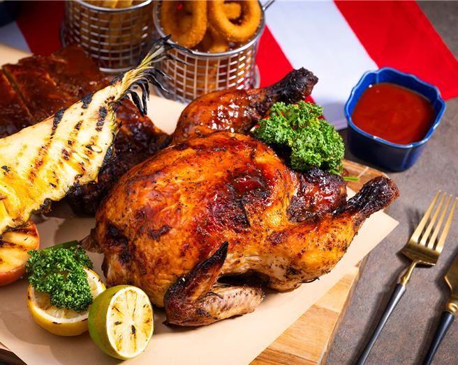 「波本蜂蜜BBQ烤鸡」主厨将美国波本威士忌入菜，结合了甜、辣、烟熏和酒香，创造出独特风味。(台北远东香格里拉提供)