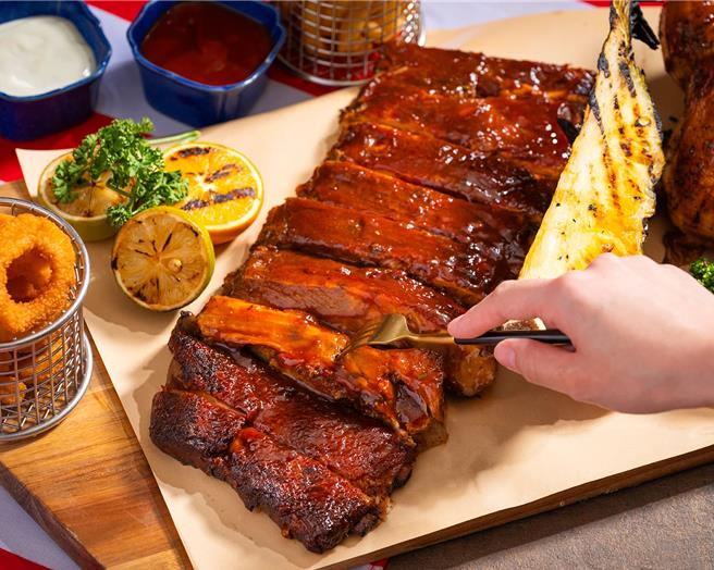 「烟熏BBQ猪肋排」向来是烧烤派对不可或缺的重点食材，每一口都能感受到猪肋排鲜嫩多汁的美味。(台北远东香格里拉提供)