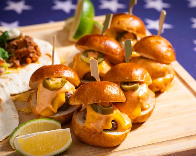 「纽约起司牛肉堡」在铁板区现煎现做，大口咬下，肉汁喷发，浓郁起司带点微辣。(台北远东香格里拉提供)