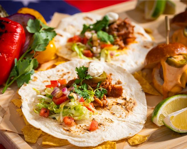 「美式炭烤嘉年华」吃得到主厨特制的「手丝猪墨西哥饼」，免出国就可品尝到正宗美国风味料理。(台北远东香格里拉提供)