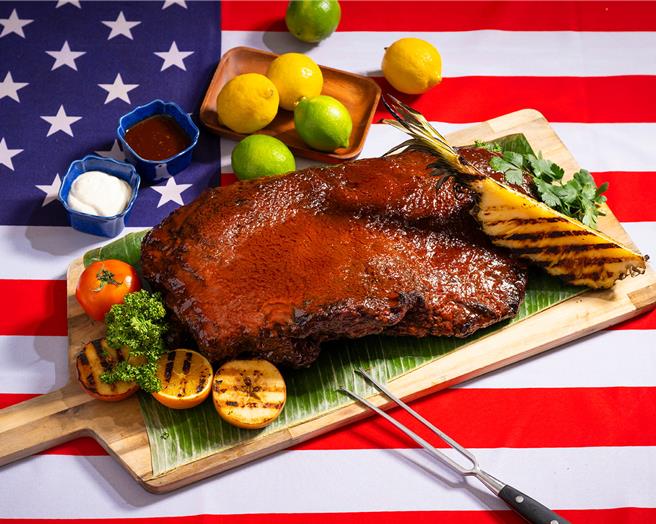 「美式炭烤嘉年华」在假日加码推出主厨特制「德州烟熏牛胸肉」，肉质细嫩多汁不油腻，烟熏风味让人直呼过瘾。(台北远东香格里拉提供)