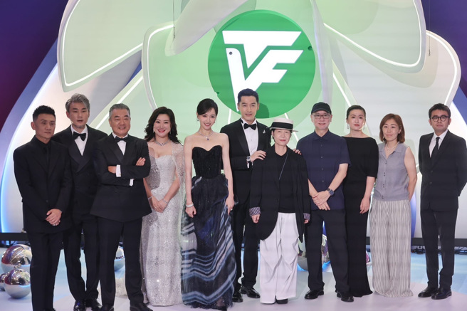 胡歌28日晚间与《繁花》幕后团队上台领奖与致词。（图／泽东提供）