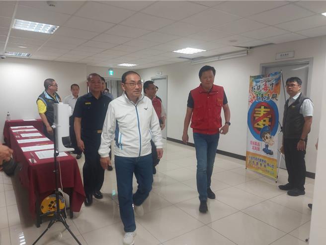 新北市长侯友宜（左二）28日晚间到芦洲警分局，正式启动今年的青春专案工作。（芦洲警分局提供）