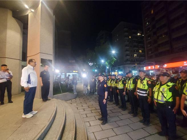 新北市长侯友宜（左一）28日晚间到芦洲警分局，正式启动今年的青春专案工作。（芦洲警分局提供）