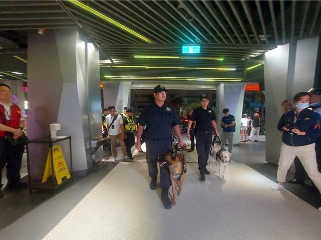 新北市28日举办青春专案，员警与缉毒犬到KTV搜索。（芦洲警分局提供）