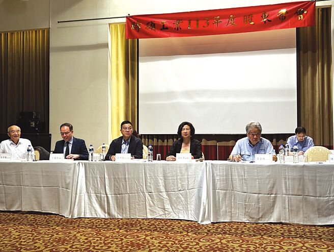 時碩董事長劉祖英（前排右二）27日主持她接任現職以來首次股東會，前排右一為時碩集團總裁兼時碩總經理黃亞興。圖／時碩提供