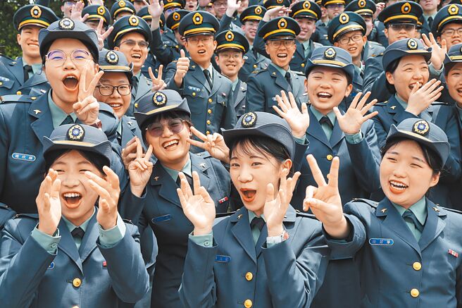 三军八校院联合毕业典礼27日于国防大学復兴岗校区办理，毕业生们露出喜悦的表情。（邓博仁摄）