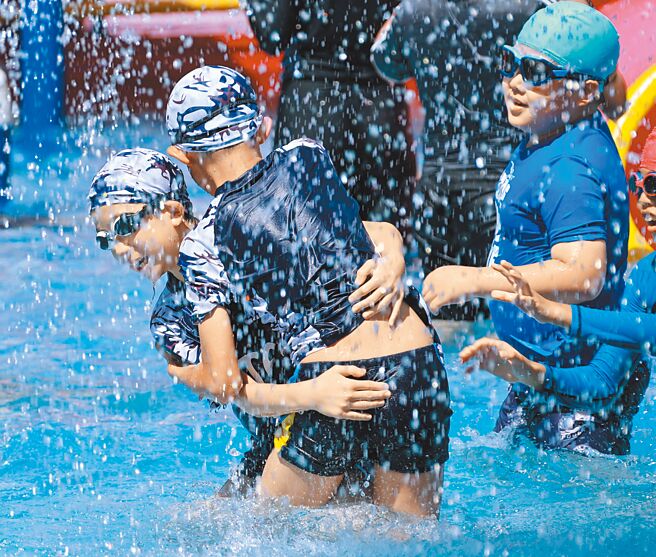 台灣未來一周受太平洋高壓影響，天氣大致多雲到晴，各地可能出現高溫。圖為孩童在游池玩水避暑。（羅永銘攝）